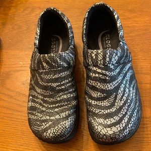 Klogs Mettalic Zebra Mission 9W